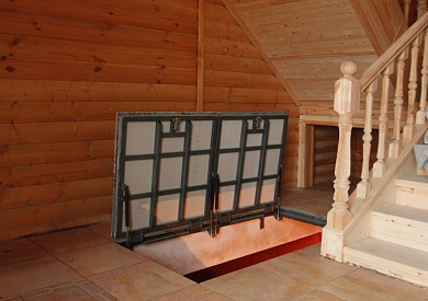 Люк противопожарный с газовыми амортизаторами для подвала частного дома